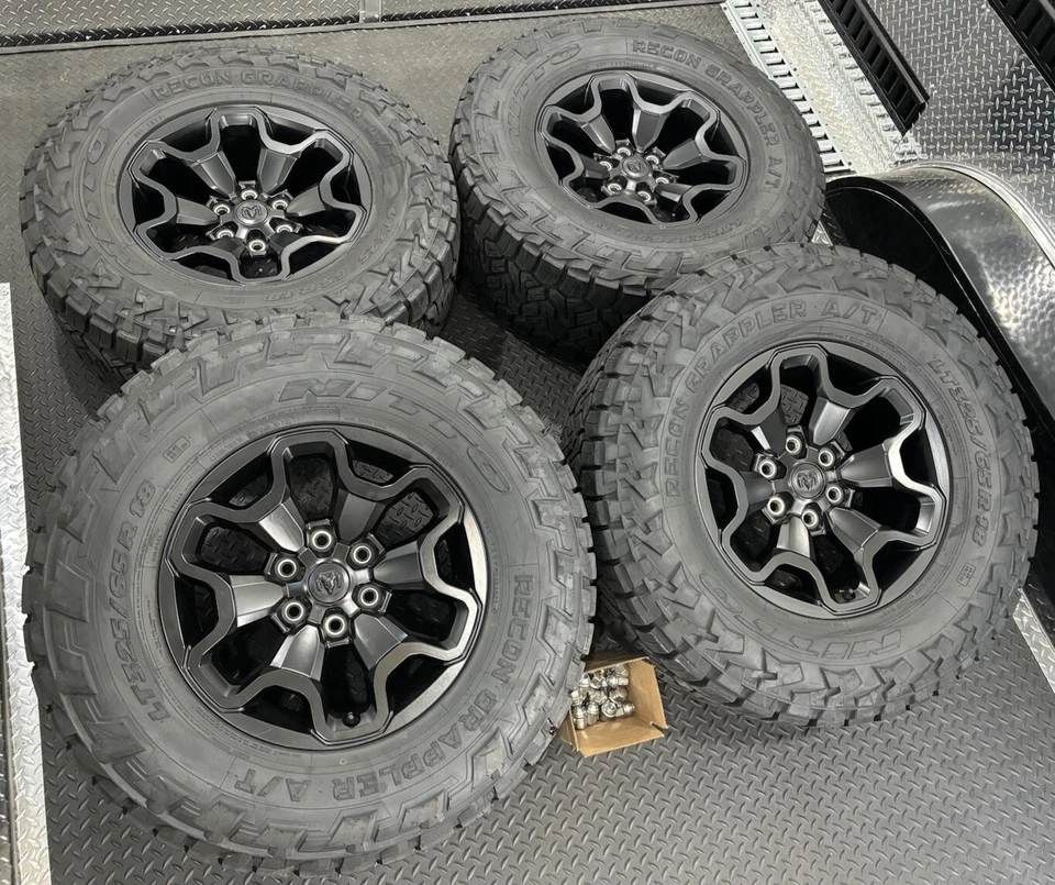 Колеса шины Ram TRX 35 дюймов Nitto 18 дюймов 1500 от оригинального производителя заводские ободы Laramie Limited TPMS - Изображение 2 из 4