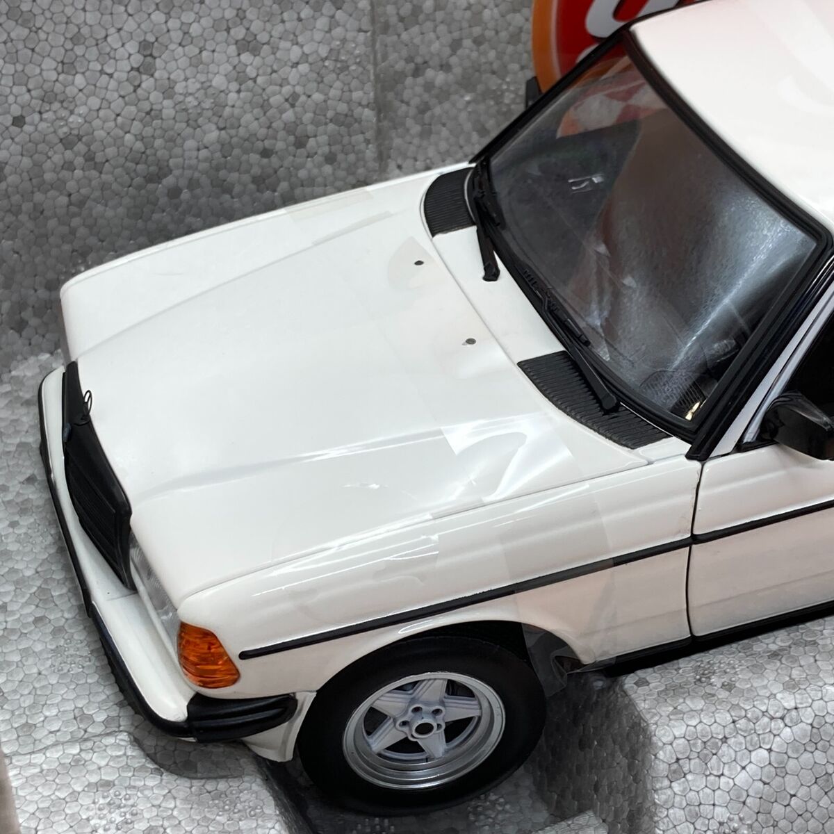 NOREV 1/18 Mercedes Benz 200 W123 Classic White Dealer