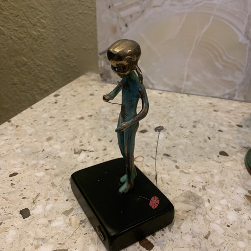 Malcom Moran, Bronze, Sculpture, Girl Holding Flower & Water Cube, Signed, 1972 - Picture 6 of 8