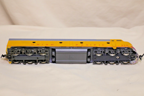 Rivarossi HO scale Union Pacific #926 EMD E8 Powered A Unit - Picture 9 of 9