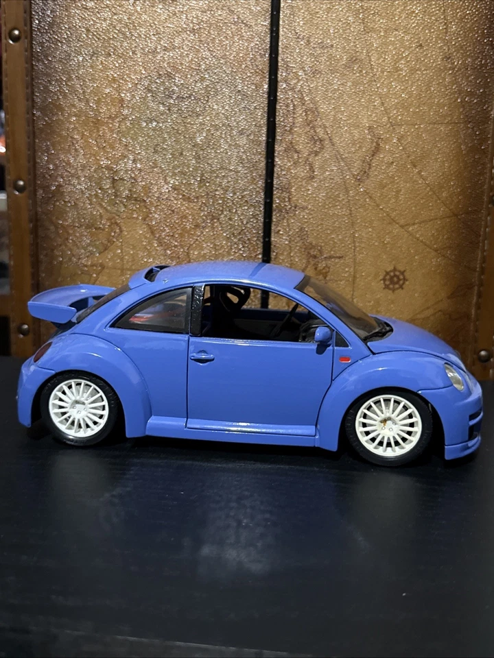 Volkswagen Beetle 1999 Burago 1:18 copa azul con interior de corredor. Hecho en Italia Foto 4 de 4