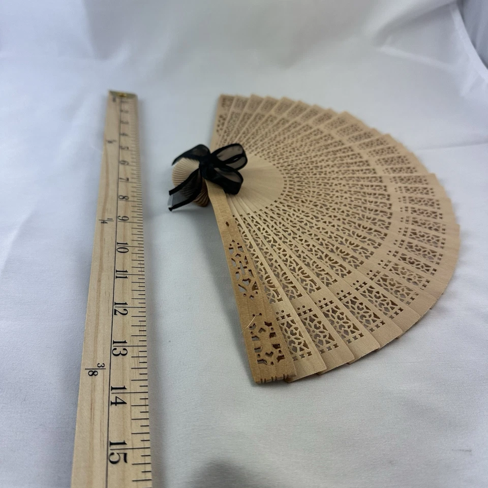 Art Deco de madera tallada vintage con intrincada filigrana de encaje y abanico de diseño de pergamino Foto 2 de 4