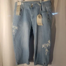 Sandpiper Jeans Capri Women's Embroidered Floral Size 16W Medium Wash Blue Denim