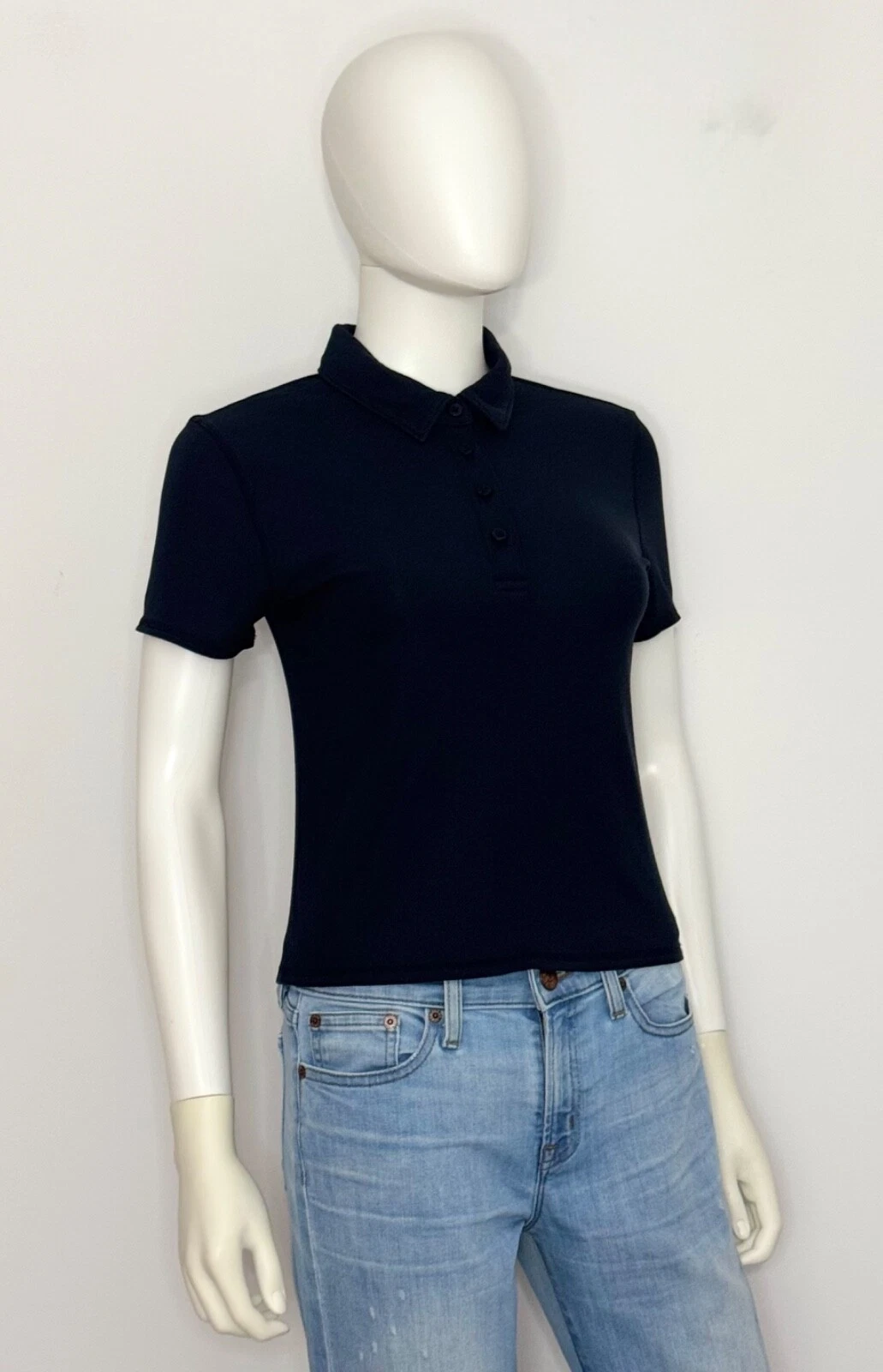vuori pose fitted short sleeve breathable logo shirt
