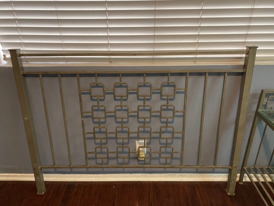 Juego de dormitorio doble de metal Pier One con mesita de noche a juego con tapa de cristal Foto 3 de 4