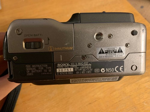 Sony Vintage Mavica MVC-FD7 3.5" floppy disk digital camera - Camera Only - Picture 2 of 8