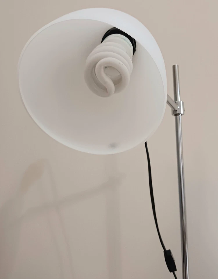 Lámpara de pie/lectura IKEA ACKJA con pantalla de vidrio blanco ajustable 51,5" de altura Foto 3 de 4