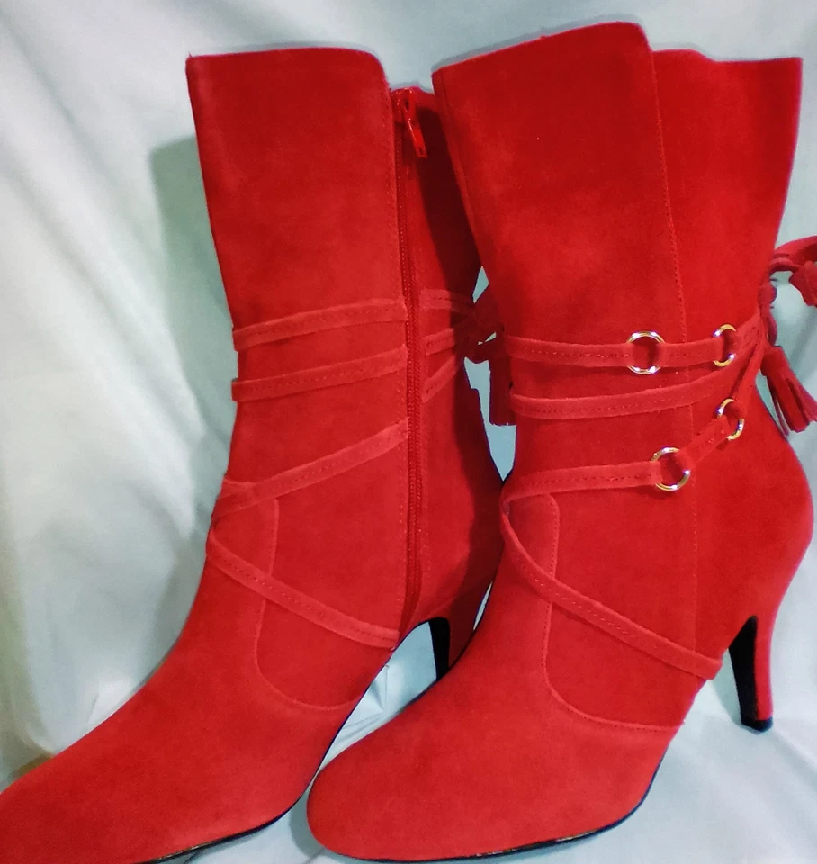 Lo último en Hollywood Botas de Gamuza Rojo Rubí Tacón Punta Nuevas con Fondo de Caja. 8M Foto 3 de 4