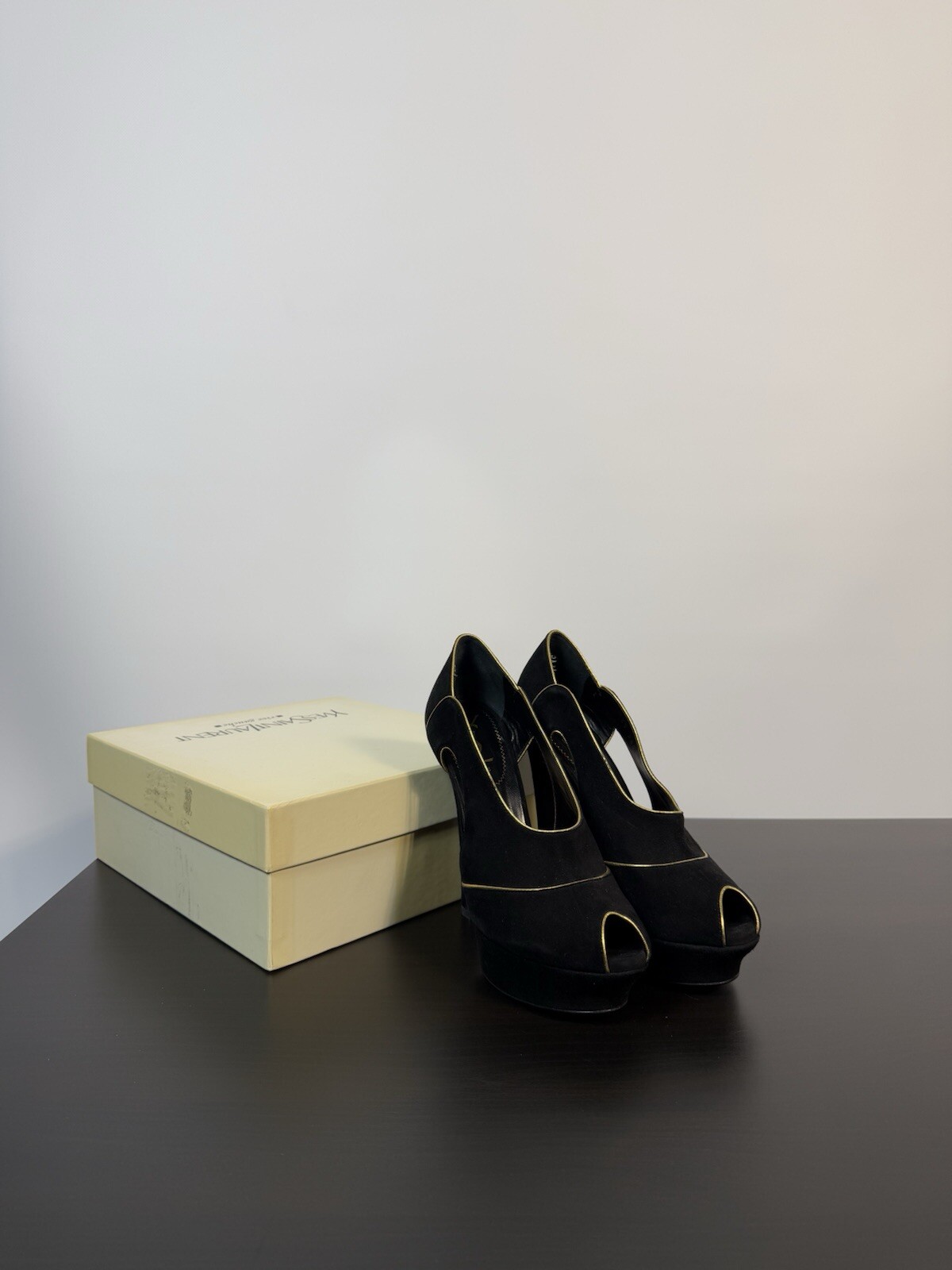 Scarpe décolleté Yves Saint Laurent Rive Gauche scamosciate ritagli punta aperta plateau taglia 40