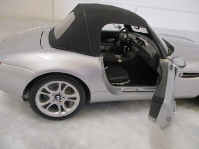 BMW Z8 「007 ワールドイズノットイナフ」バージョン １／１８中古品 BMW Z8 `007ワールド・イズ・ノット・イナフ` (プラモデル
