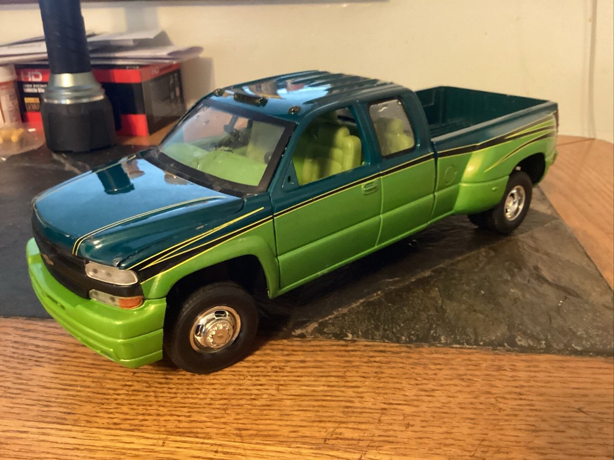Chevrolet Silverado 3500 HD Dually Racing Champions ERTL 1