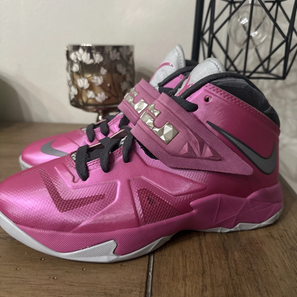 Zapatos Nike Zoom Soldier VII Think Pink LeBron James Kay Yow 599264-600 Foto 3 de 4