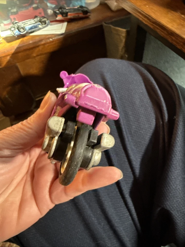 Motocicleta Suzuki 1988 fundido a presión y plástico Mattel púrpura Foto 4 de 4