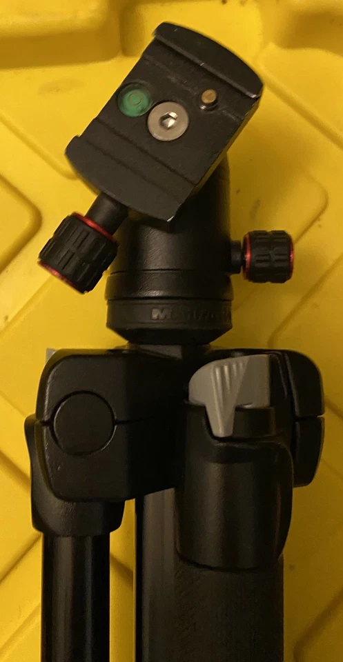 Trípode de aluminio Manfrotto Element MII de 4 secciones con cabeza esférica, azul Foto 3 de 4