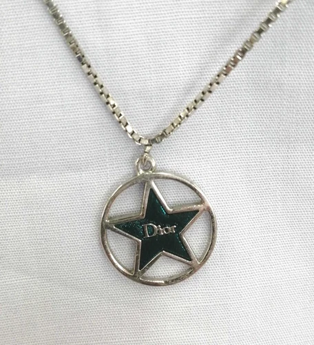 Collier Dior motif étoile du Japon