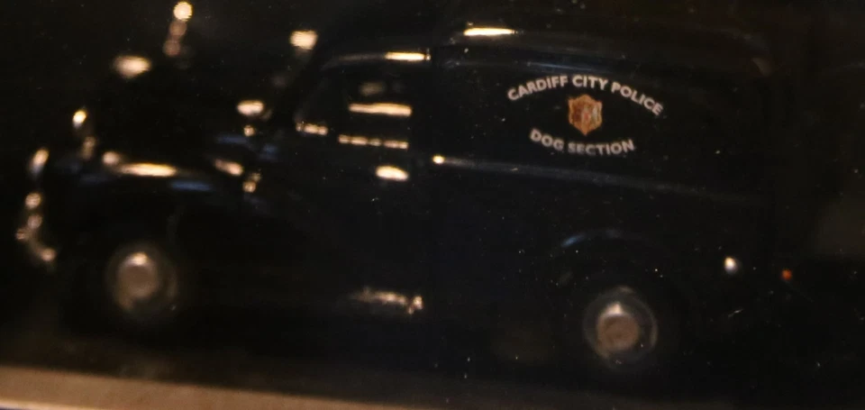 Corgi Vanguard Diecast 1:43 Morris Minor Van Cardiff City Police K9 Foto 3 de 4