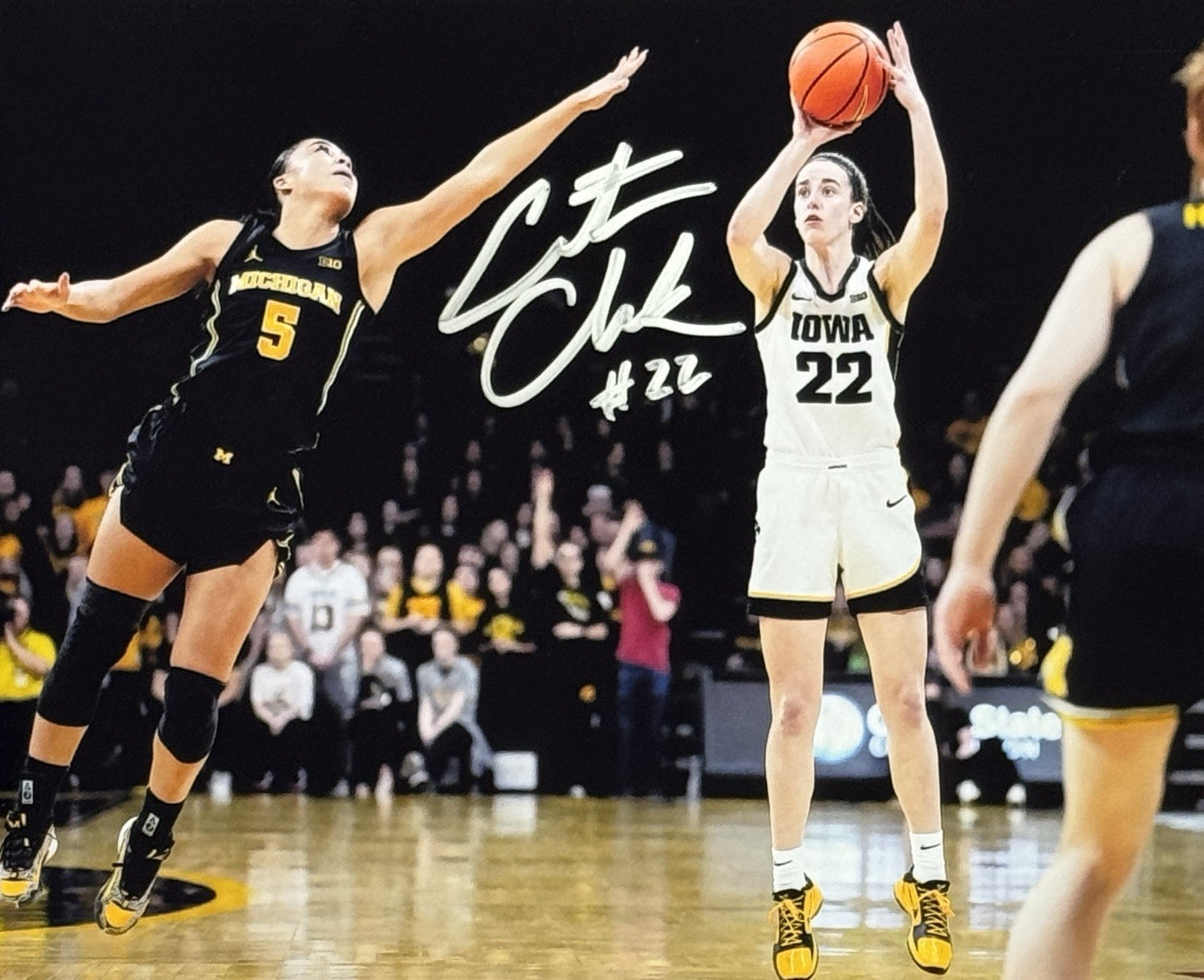 Caitlin Clark - THE SHOT - Autographed Signed 8 x 10 Photo w/COA