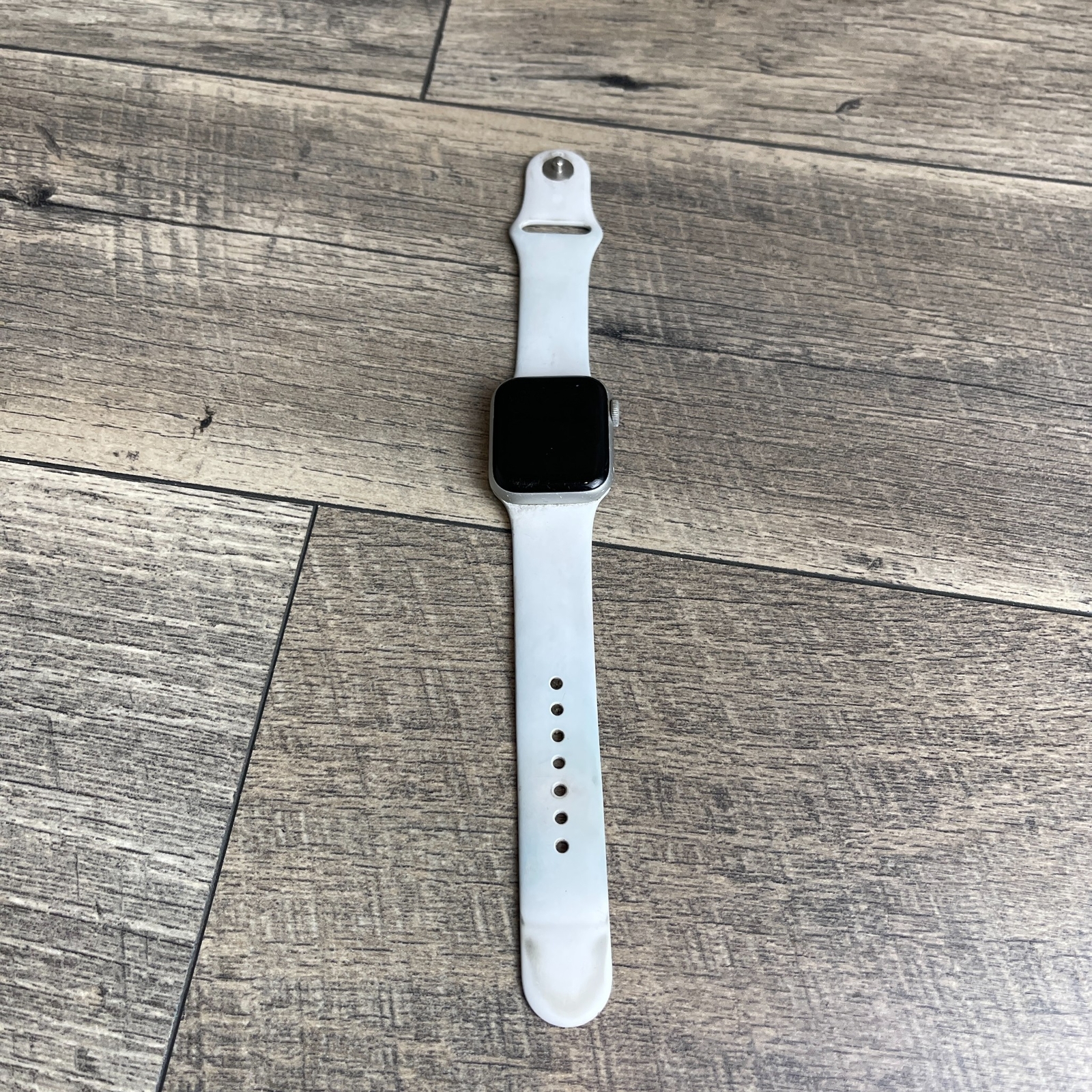 Apple Watch Series 5 Smartwatch White Strap GPS 40mm Touchscreen Aluminum Case