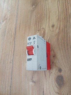 WYLEX 32 AMP MCB - PUSH PLUG IN - 32 - B32 + BASESHIELD, SCHNELLER VERSAND 