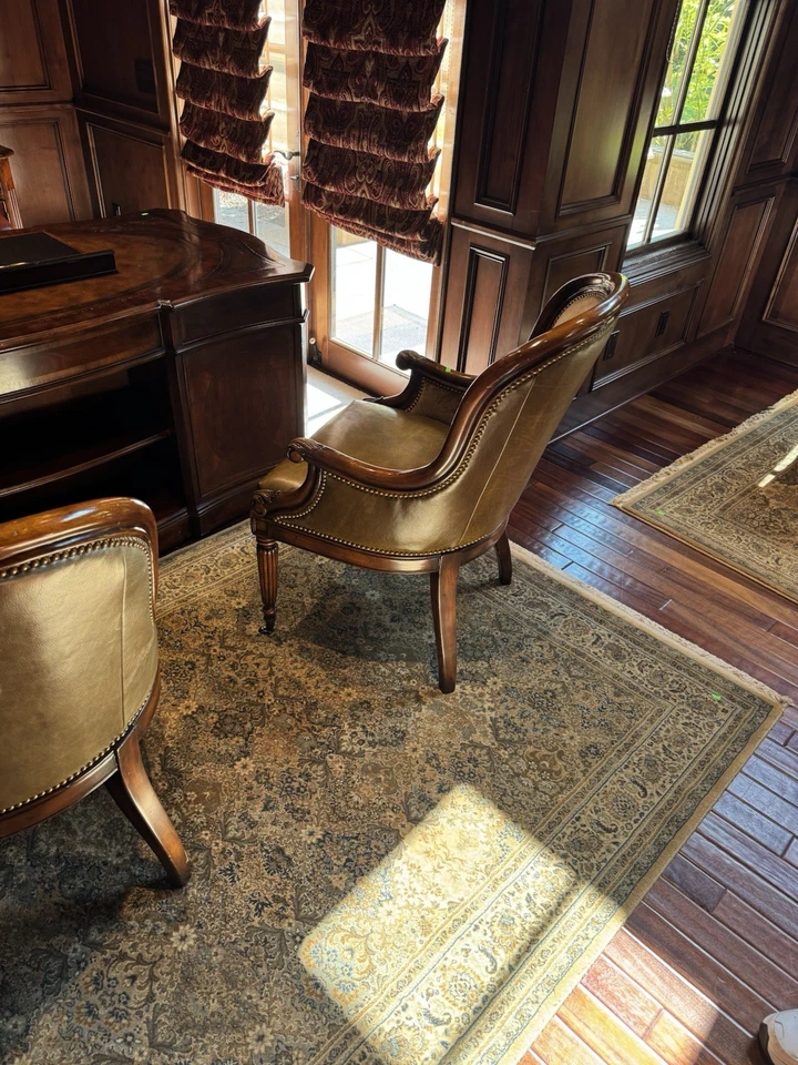 Silla de club de latón con brazo de salón junto al fuego estilo regencia blanco de nogal americano Foto 2 de 4