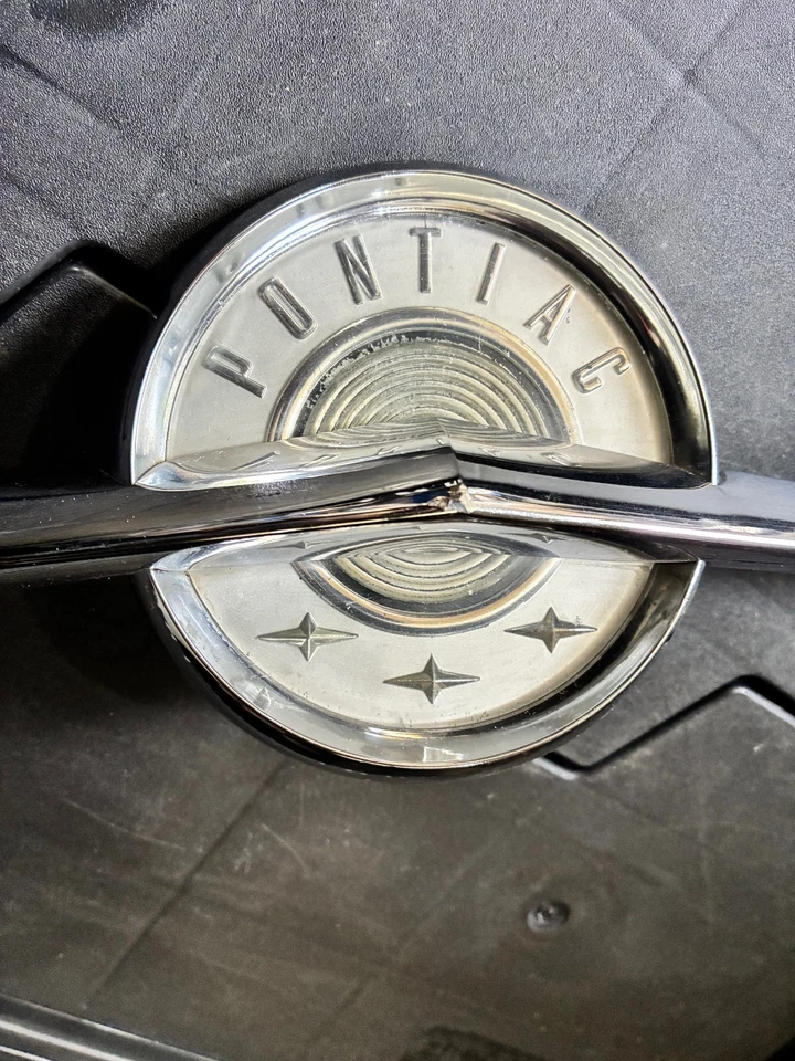De colección 1957 Original Pontiac Chieftain/Super Chief Hood Ornamento Emblema Foto 4 de 4