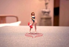 miniatur 1/64 Radiant Blonde Beauty Riding the Waves on the Beach fit 1:64 car