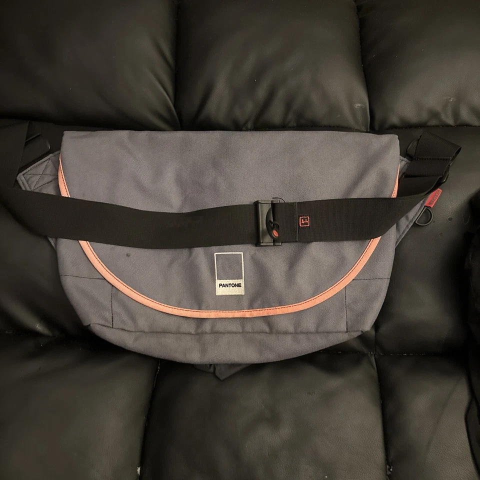 Rickshaw Bagworks x Pantone Nylon Ajustable Mensajero Bolsa de Cuidado Para Guía de Color Foto 2 de 4