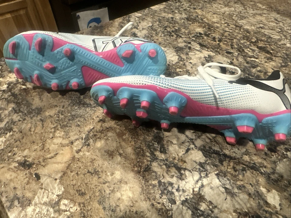 Botines de fútbol Puma para niñas Foto 2 de 3