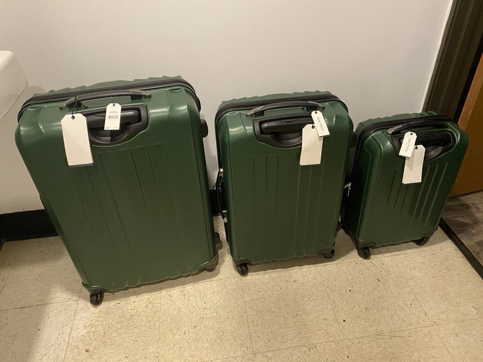 Nautica True Winds 3 件套硬质万向轮行李箱套装,太平洋松木/黑色 — 第 2/4 张图片