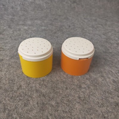 2 Tupperware Gewürzstreuer Stapelbehälter Gläser Retro Salz & Pfeffer Deckel