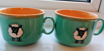 Zwei Just Tassen große Kaffeetassen Schafmotive