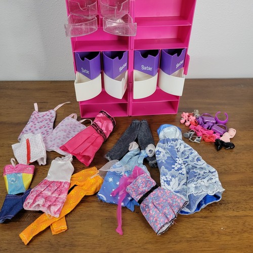 Vintage Barbie Mattel rosa Kunststoff Aufbewahrungskoffer Schrank mit Kleidung Schuhe Geldbörsen