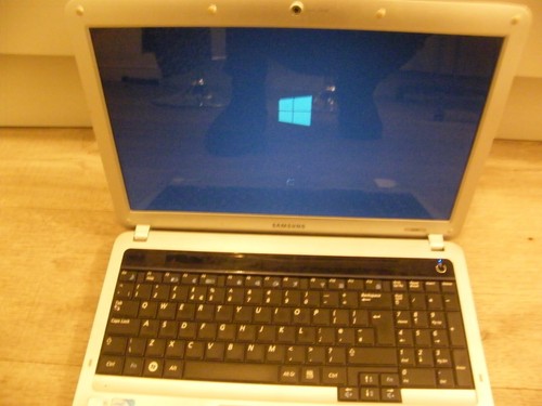 Samsung R530 15.6" Windows 10 pro laptop - Imagen 3 de 6