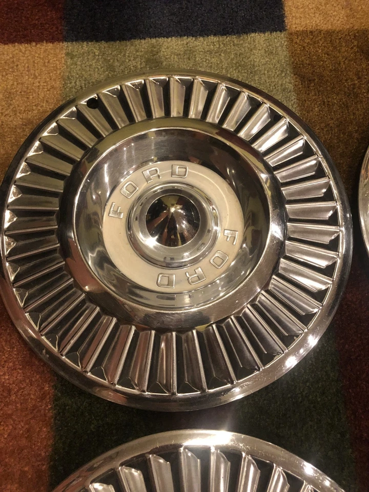 Usado - Tapacubos Ford Fairlane y Thunderbird 1957 (x4), juego de cubiertas de rueda de 14" OEM Foto 2 de 4