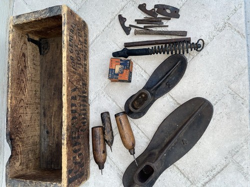 VINTAGE ECONOMY COBBLER ADVERTISING WOOD BOX W/ Tools - Picture 19 of 20