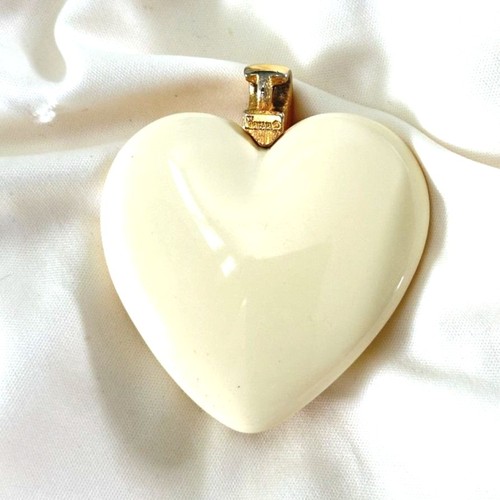 Vintage Crown Trifari Cream Lucite Heart Pendant Necklace – Gold Tone - Picture 4 of 6