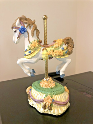 Music Horse Carousel Heritage House Melodies plays Somewhere Over the Rainbow 6''