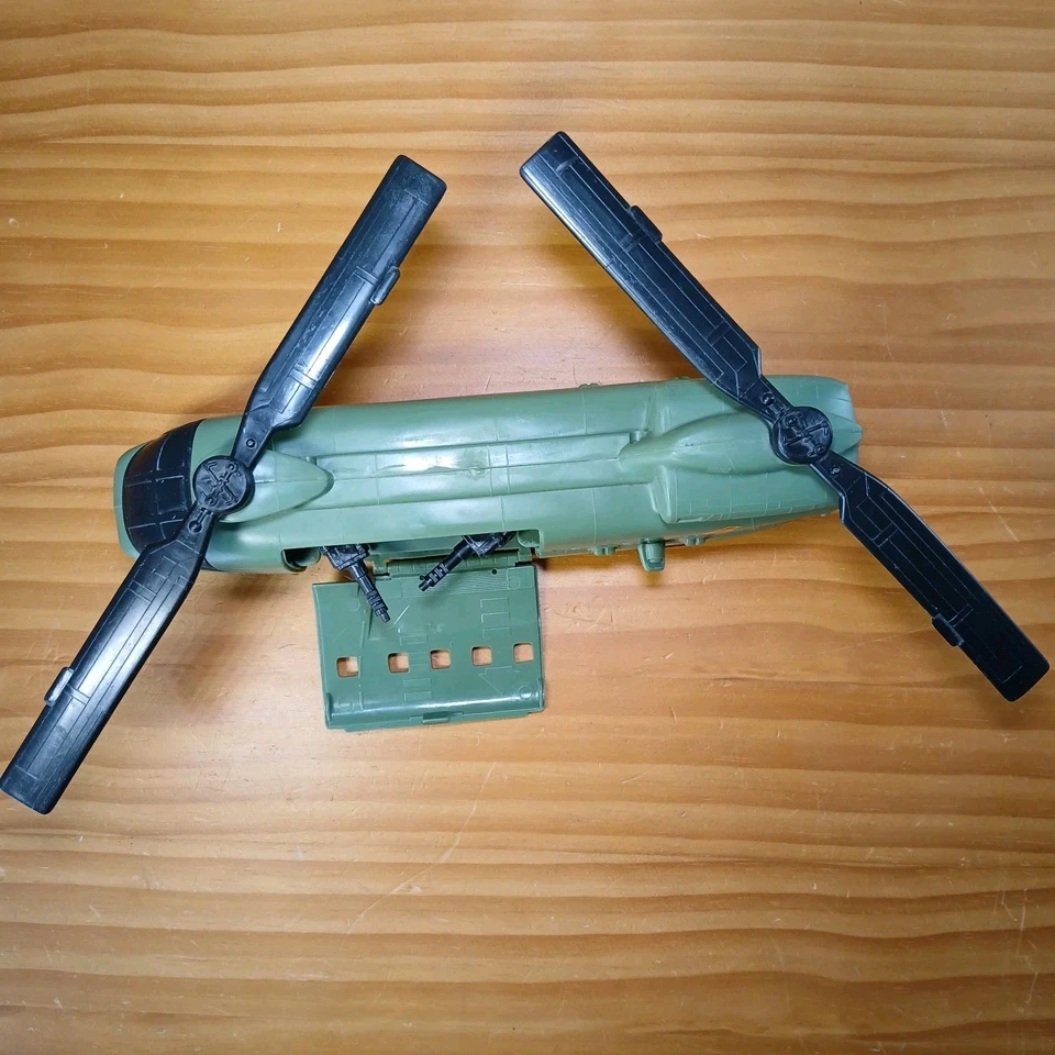 Micro Machines Military Battle Zones Assault Copter 1996 1995 Chinook with Guns - Image 2 of 4