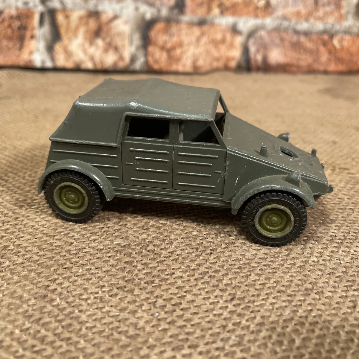 Dinky Toys - Volkswagen KDF with 50mm P.A.K. Anti-Tank Gun - Catawiki