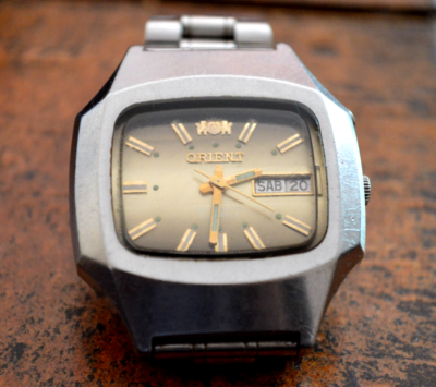 VINTAGE 1970s AUTOMATIC ORIENT WATCH Y466494-4A WITH TV CASE