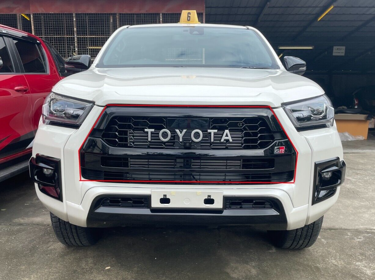 GENUINE FRONT GRILLE GR SPORT COMPLETE FITS TOYOTA HILUX DOUBLE CAB 4WD