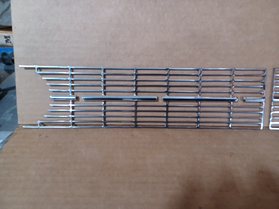 Parrillas laterales delanteras Studebaker Gran Turismo Hawk 1963 parte # 1352998 GT Hawk Foto 2 de 4