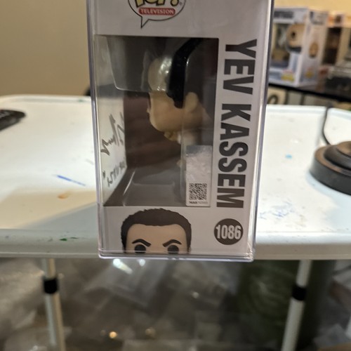 Funko Pop! Vinyl: Autographed “Soup Nazi” Yev Kassem #1086 With Hard Case - Picture 3 of 7