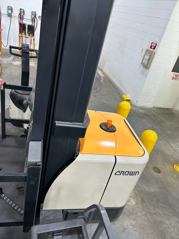 2019 Crown SP4050-30 3000lbs Order Picker Triple Mast Wire Guidance 86 Hours - Image 2 of 4