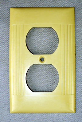 VINTAGE SIERRA RIBBED IVORY BAKELITE WALL SINGLE OUTLET COVER PL W/SCREWS