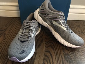 brooks adrenaline gts 19 womens size 9