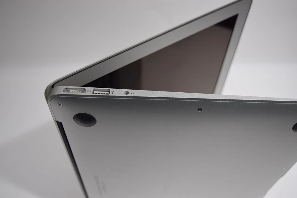 APPLE MACBOOK AIR 13" 2015 CORE I5-1.6GHZ 4GB 128GB SSD MONTEREY - Image 4 of 4