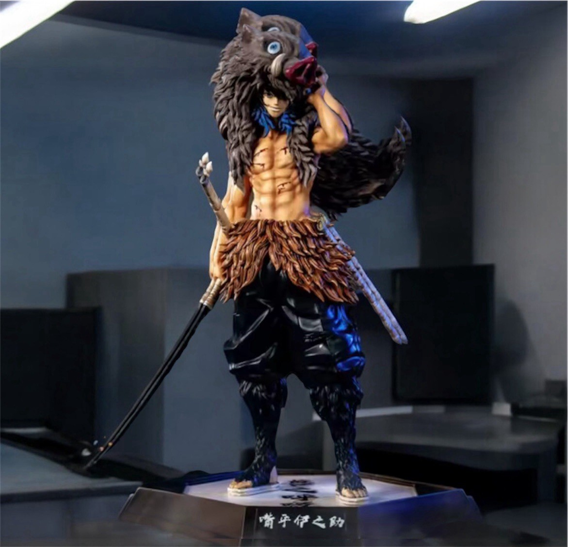 Statue Inosuke Hashibira Demon Slayer 28 cm aux détails sculptés haute finition