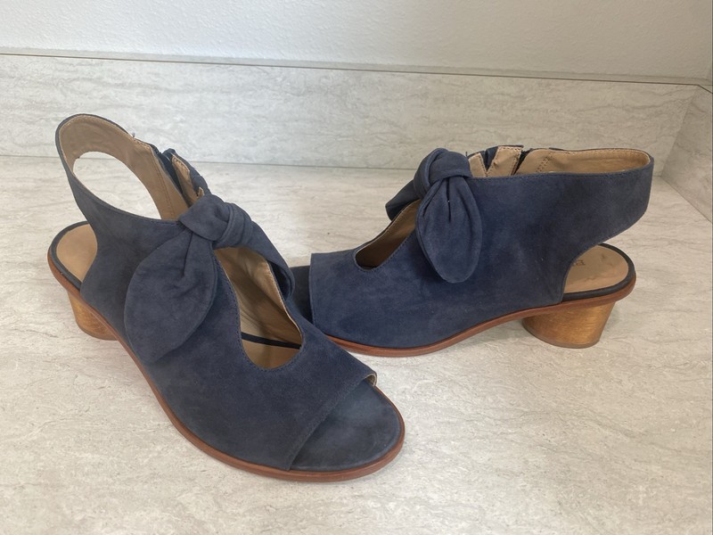 Bernardo Lizzie Women’s Size 8 Block Heel Blue Sandal Open Toe Shoe Bow