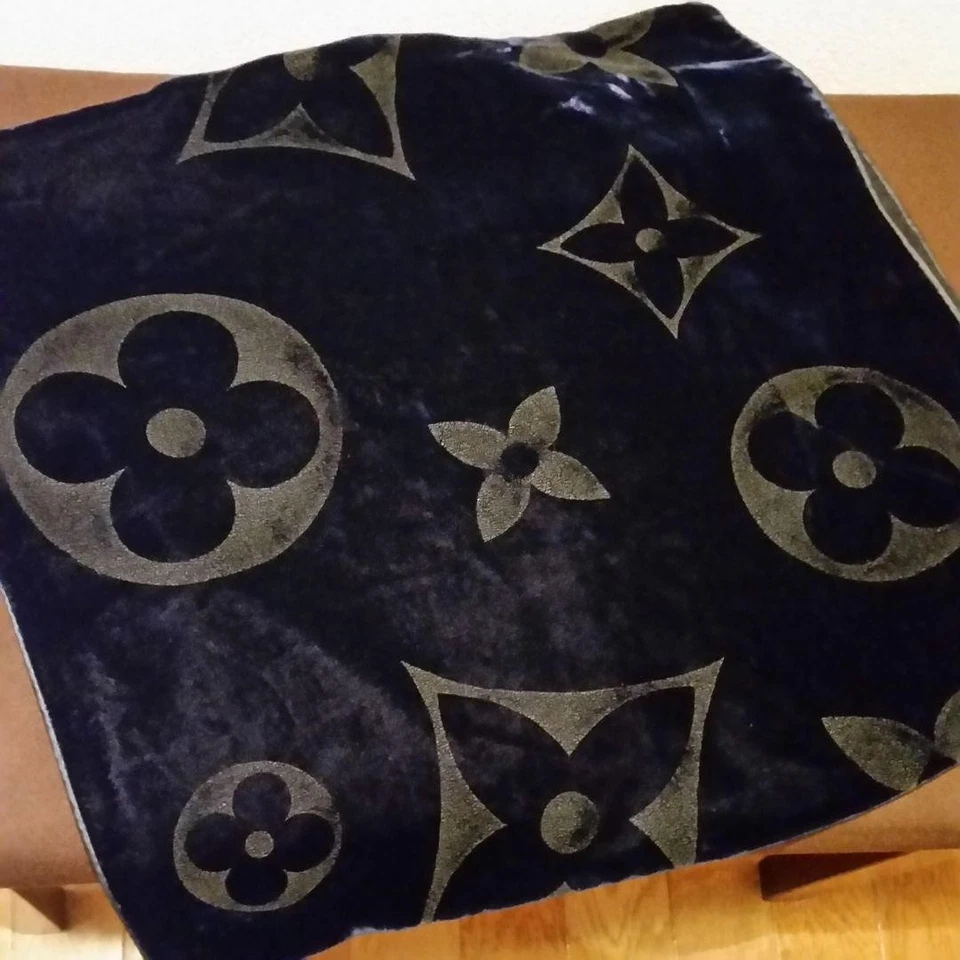 Bufanda de terciopelo con logotipo de flor azul marino oscuro seda y rayón envoltura de lujo usada Foto 2 de 4